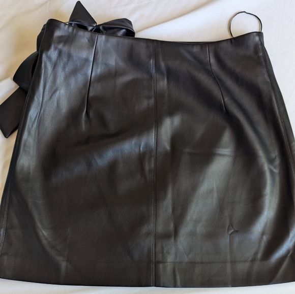 Vegan leather mini skirt with a bow - Picture 3 of 7